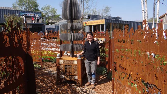 L’Insectopiaire©, symbole du topiaire dans l’architecture du végétal, comprend un cube et trois couronnes suspendues, surmontées d’un dôme. Le socle en forme de bac d’orangerie sert de refuge aux insectes. © C. Julhiet-Détroyat/C. Pasquer